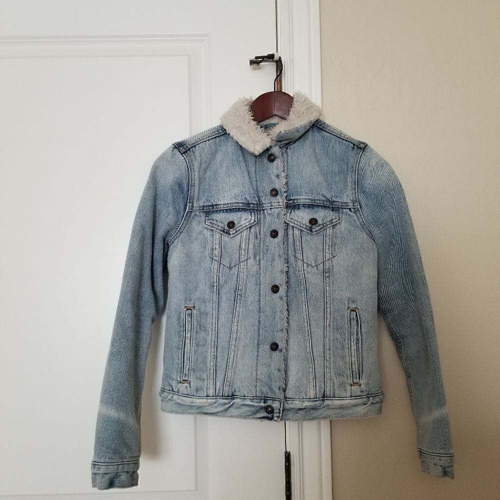 Levi’s Warm faux Sherpa Light Wash Denim Jacket